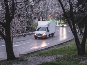 Weisser Transporter fuer Kurierfahrten im Rems-Murr-Kreis